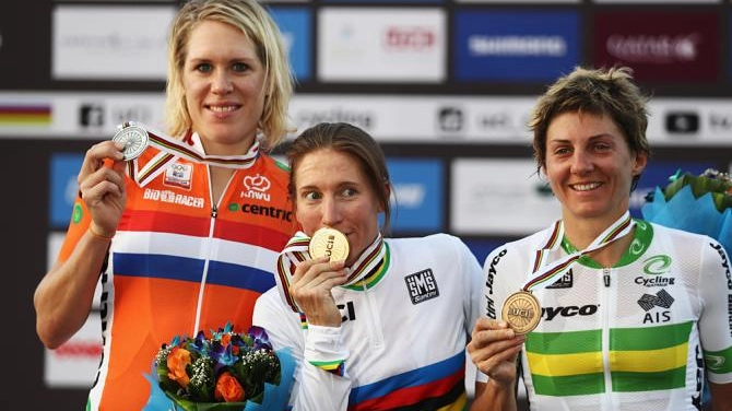 Il podio femminile: da sinistra Ellen Van Dijk, Amber Neben e Katrin Garfoot (Getty Sport)