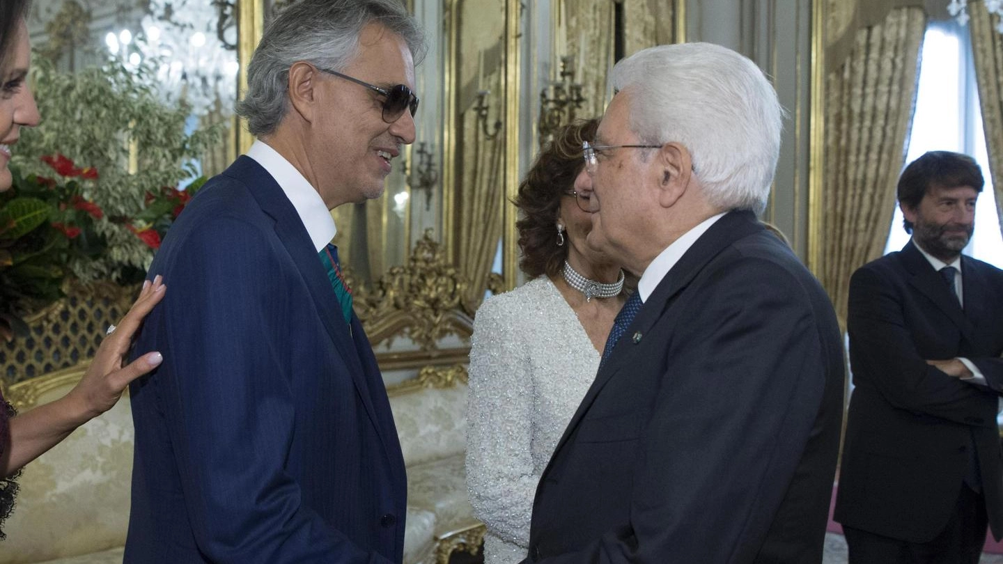 Il presidente della Repubblica Mattarella e il tenore Andrea Bocelli al Quirinale (Ansa)