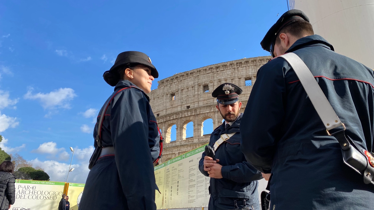 Roma, 14enne rapinato delle costosissime sneakers, fermato 20enne al Colosseo