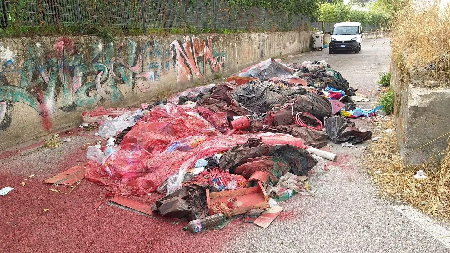 Napoli, rifiuti speciali abbandonati a Chiaiano, sequestrata azienda di verniciatura