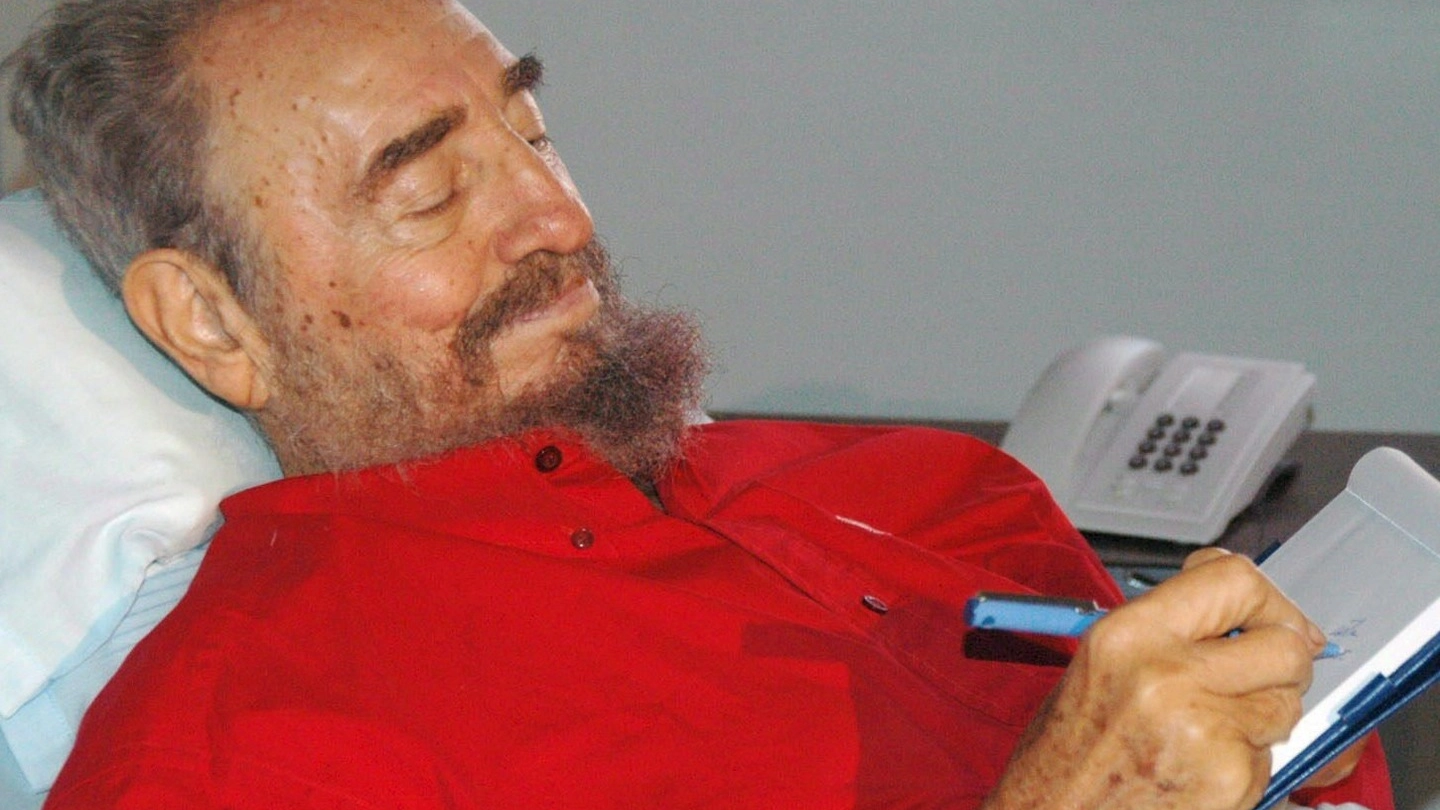 LÌDER IN CORSIA Fidel Castro, per anni leader cubano, ricoverato all’ospedale dell’Avana dopo un’operazione a cui si era sottoposto nel 2006 (foto EPA)