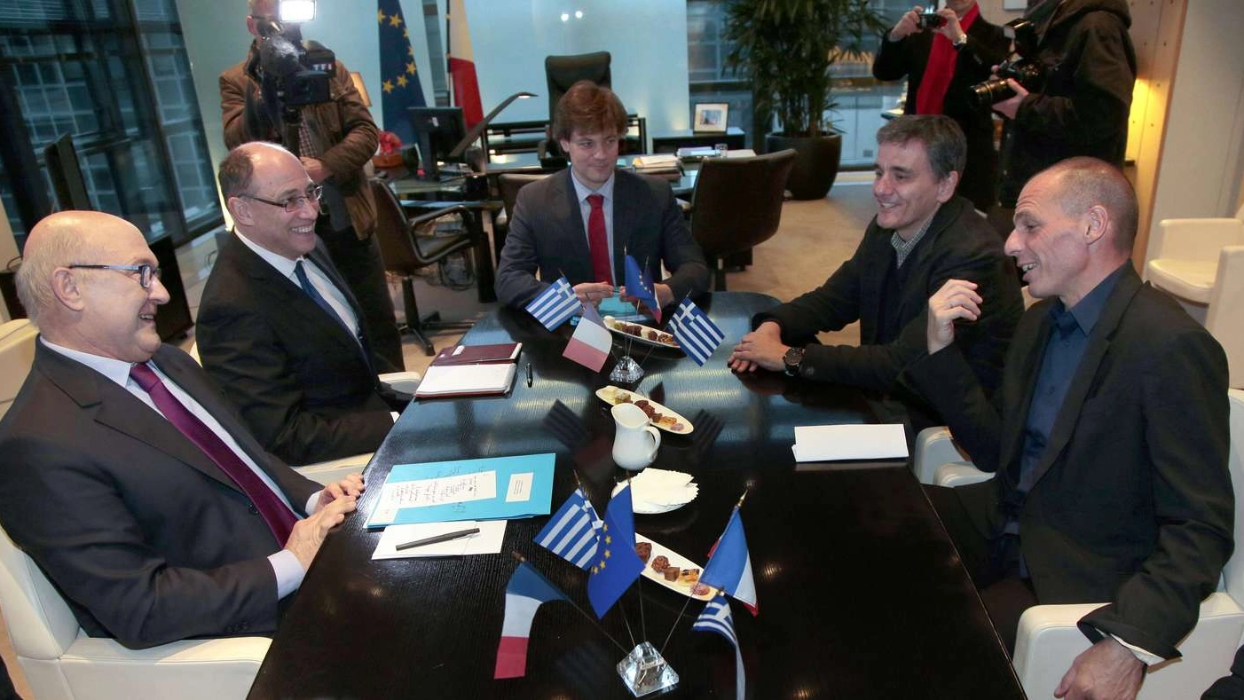 I ministri delle Finanze greco e francese, Yanis Varoufakis e Michel Sapin (Afp)