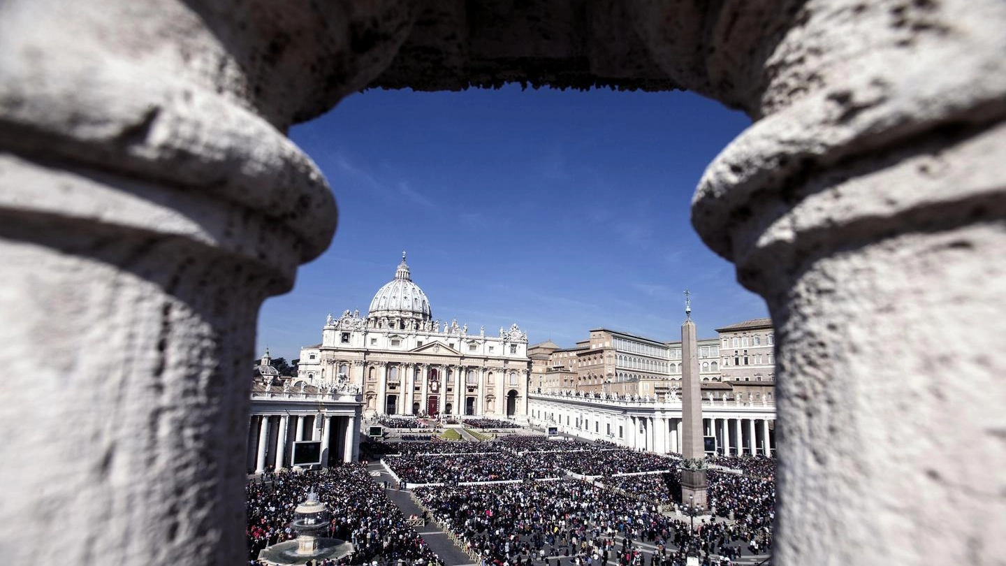 Piazza San Pietro affollata di fedeli per la Pasqua (Ansa)