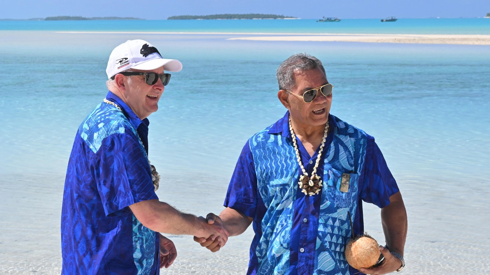 Il premier australiano Albanese con il suo omologo tuvaluano Natano