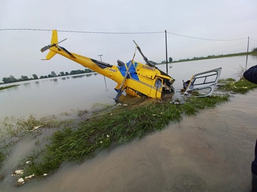 Alluvione Ravenna, precipita elicottero: quattro feriti. Aperta un’inchiesta. Video