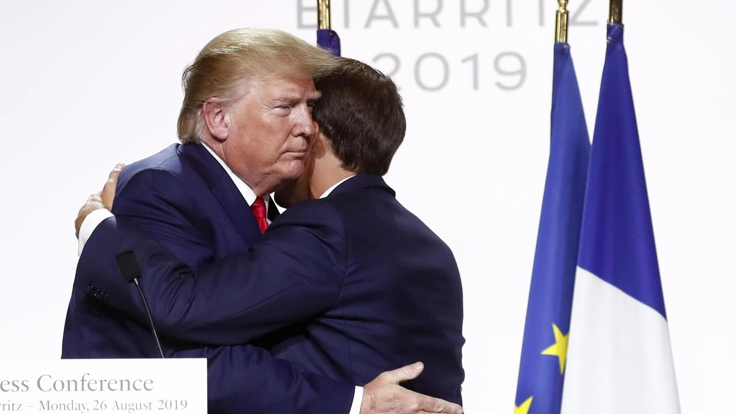 L'abbraccio tra Trump e Macron alla conferenza finale del G7 (Ansa)