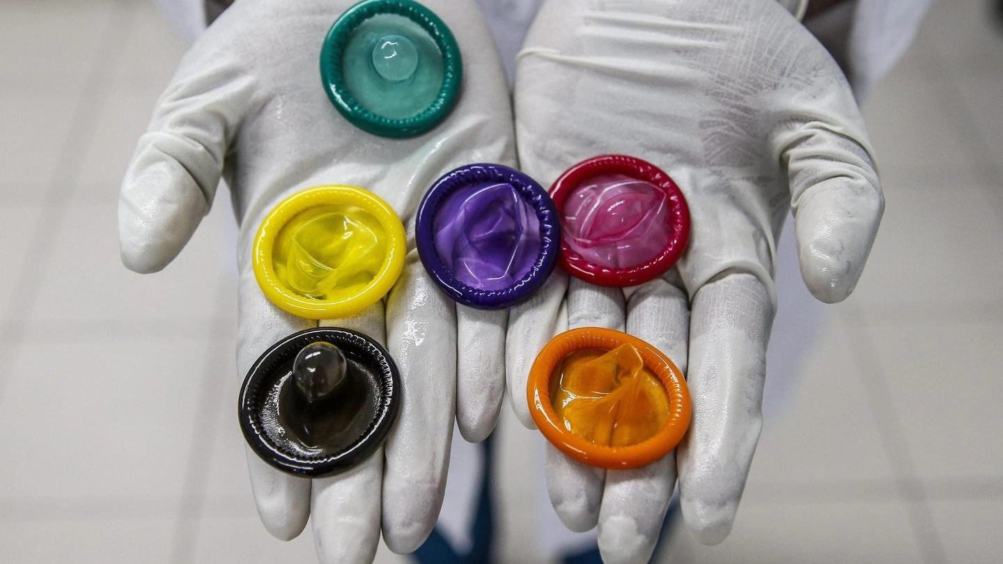 Preservativi di vari colori (Ansa)