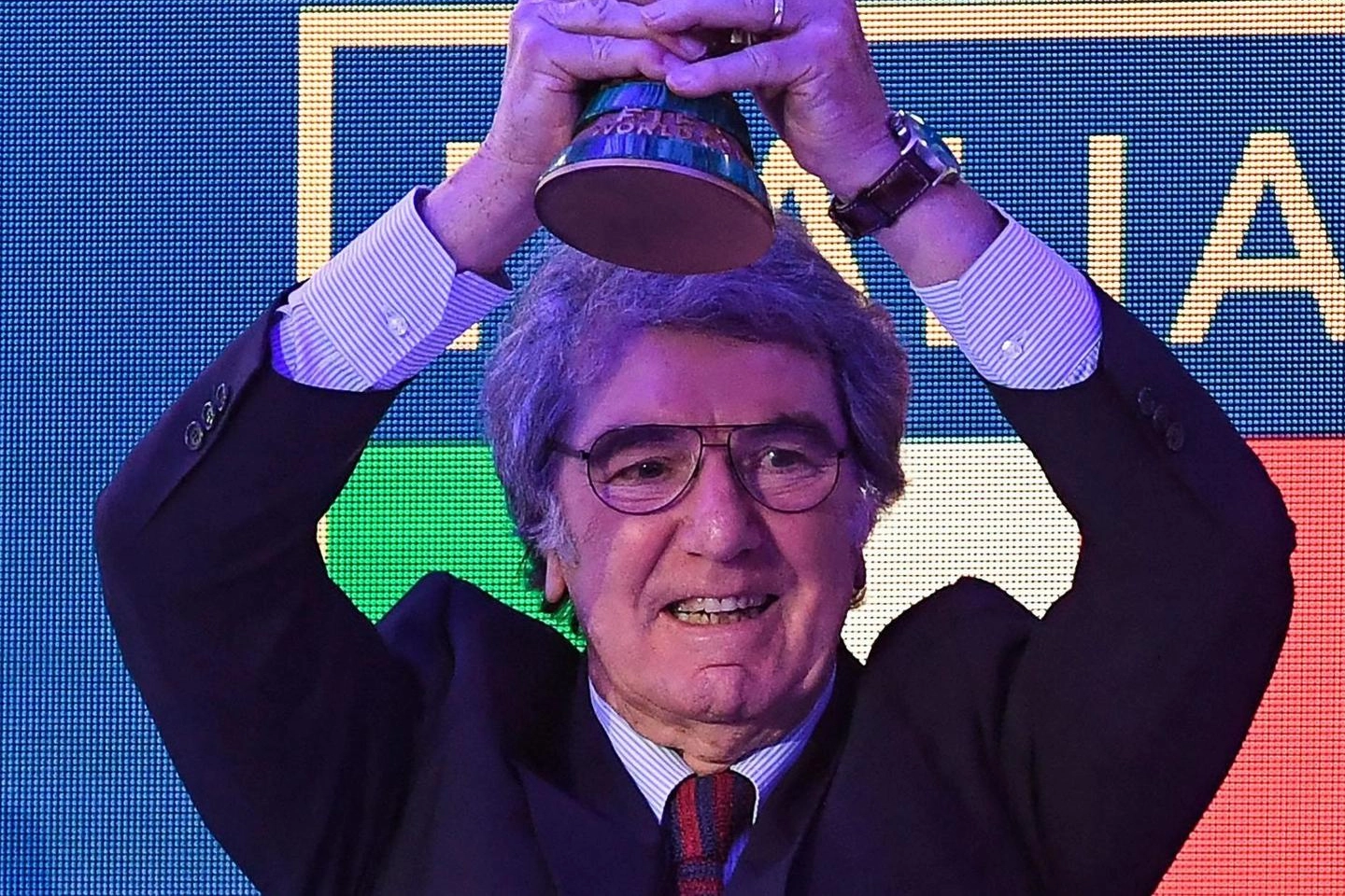 Dino Zoff, 81 anni, con la coppa del mondo