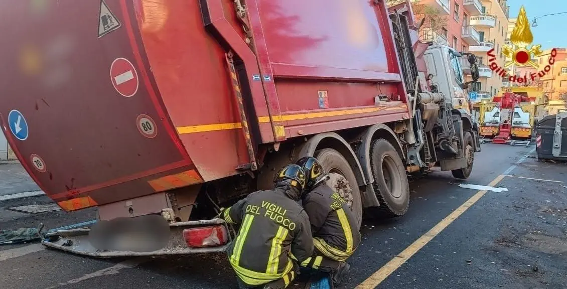 Voragine a Roma in via dei Giordani: mezzo della nettezza urbana sprofonda nell'asfalto