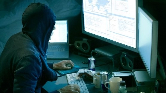 Un hacker (immagine di repertorio)