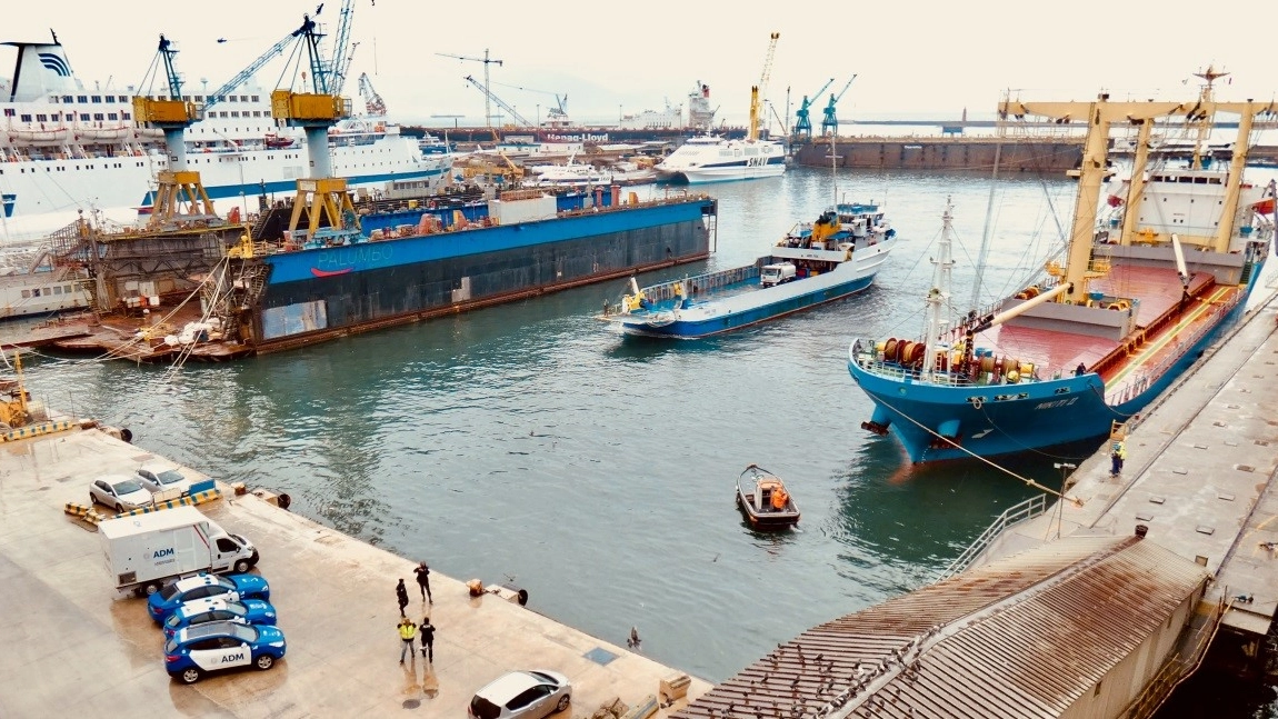 Il cargo Nikiti II attraccata al porto di Napoli