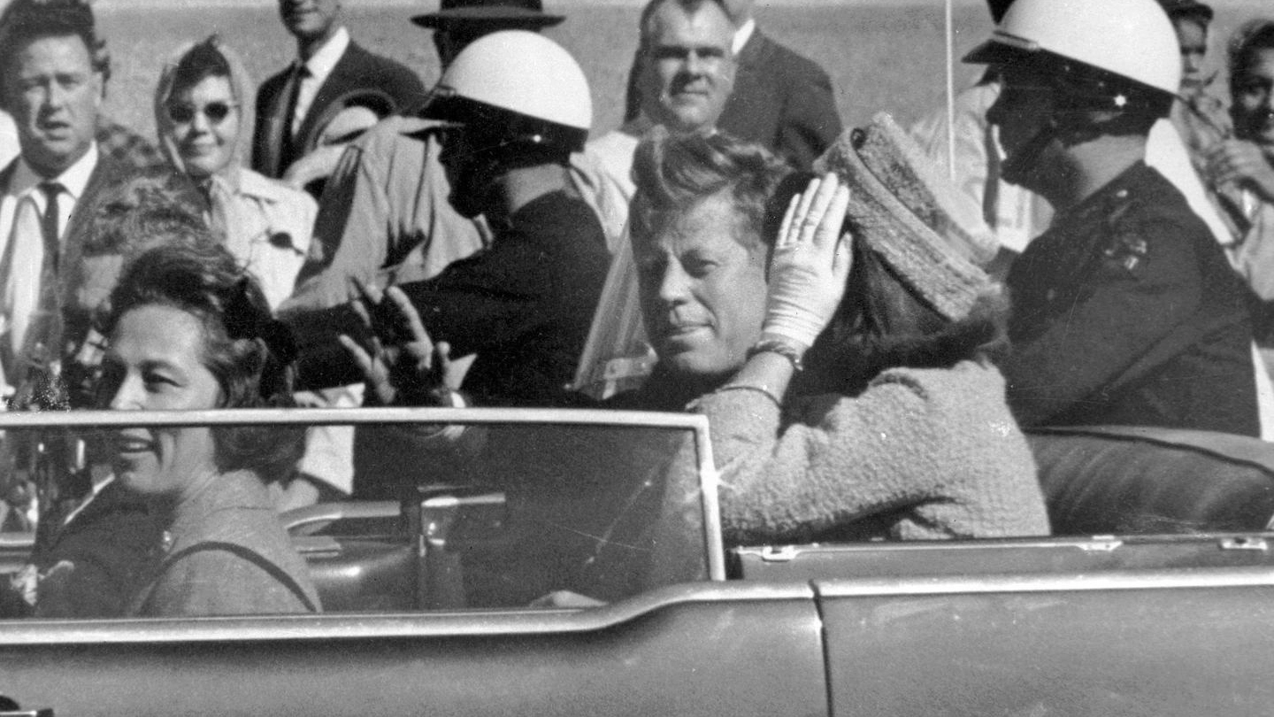 John F.Kennedy con la moglie a Dallas (Ansa)
