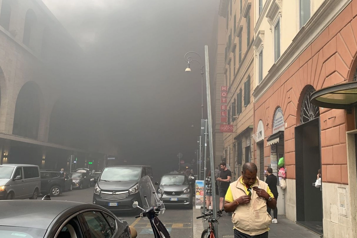 La nuvola di fumo ha avvolto il quartiere Termini