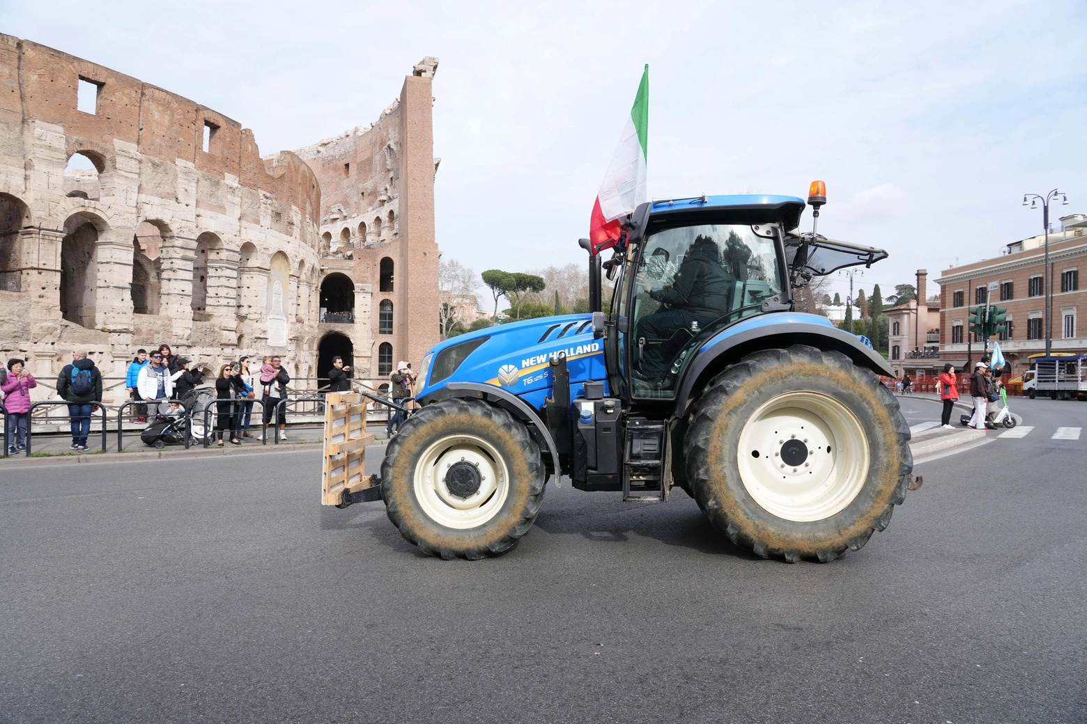 Il passaggio dei trattori davanti al Colosseo