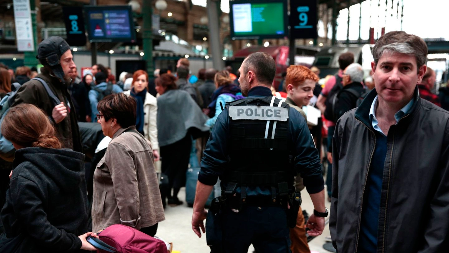 Parigi, poliziotto alla Gare du Nord (Afp)