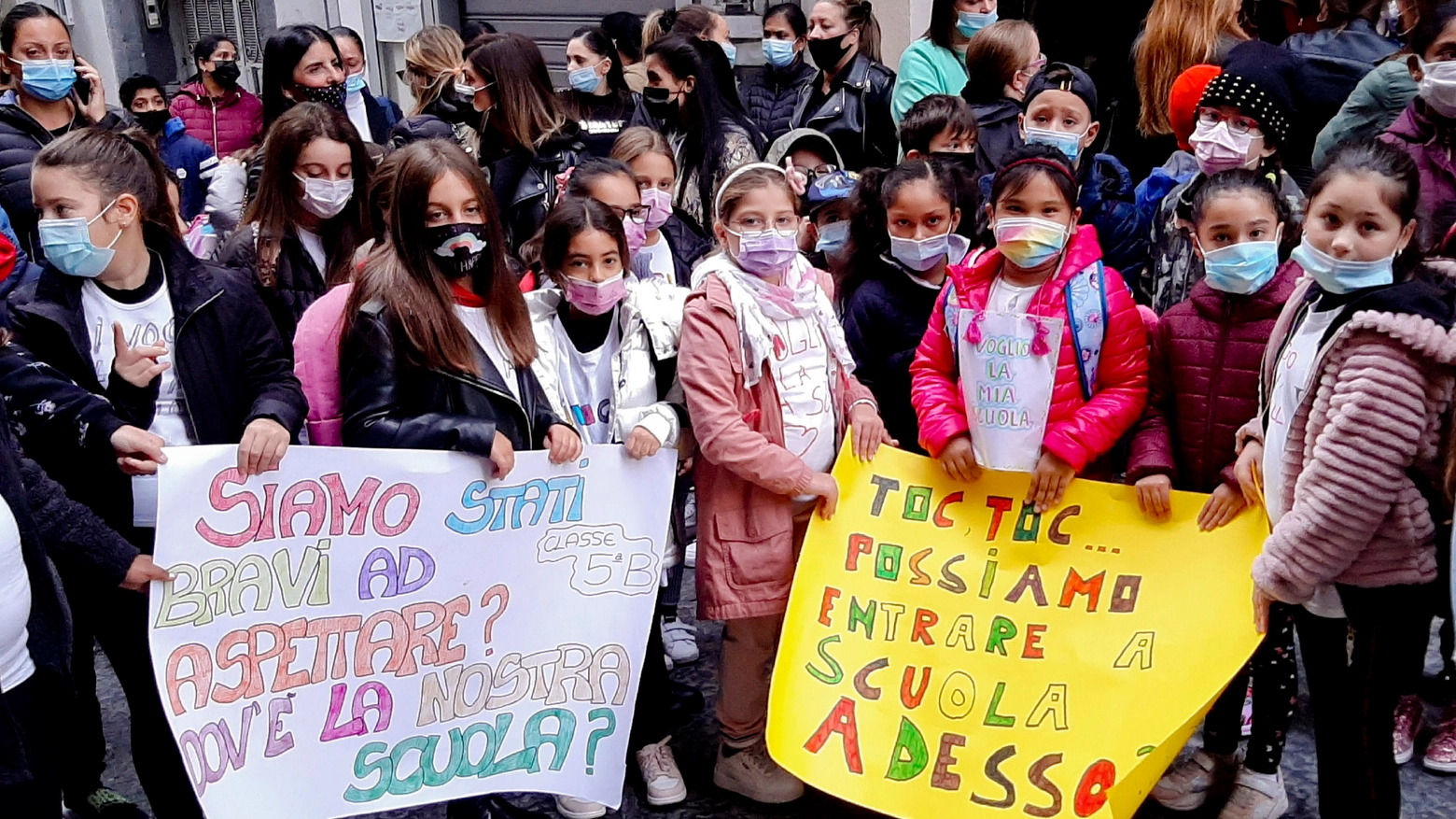 La protesta di mamme e bambini davanti alla scuola elementare Baracca