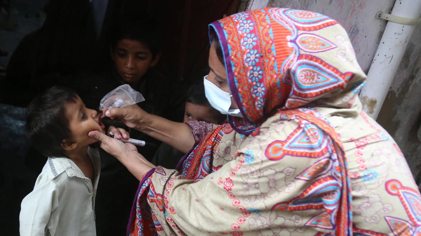 La vaccinazione antipolio somministrata a un bambino in Pakistan (Ansa)