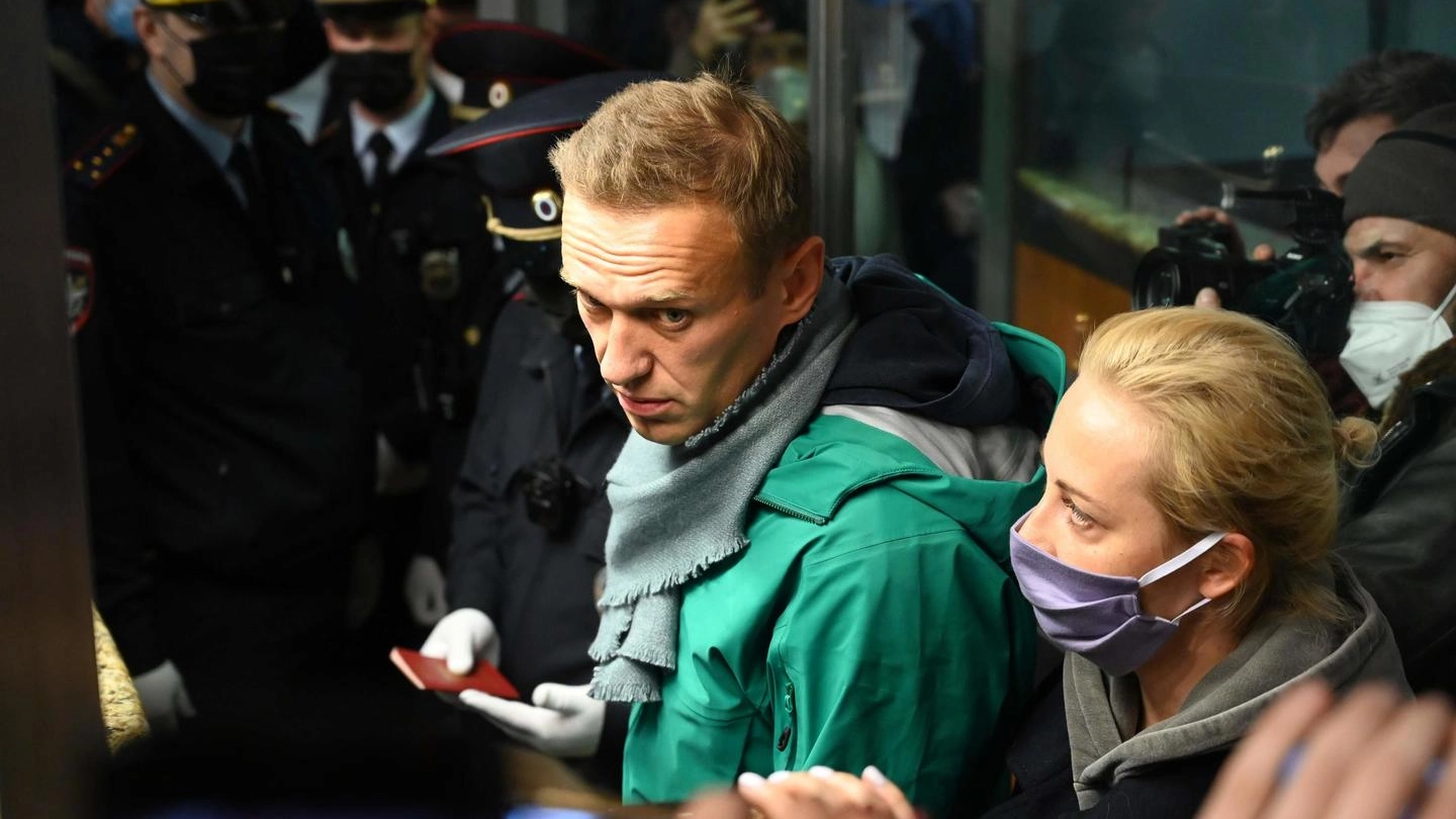 Mosca, Navalny con la moglie Yulia al controllo passaporti (Ansa)