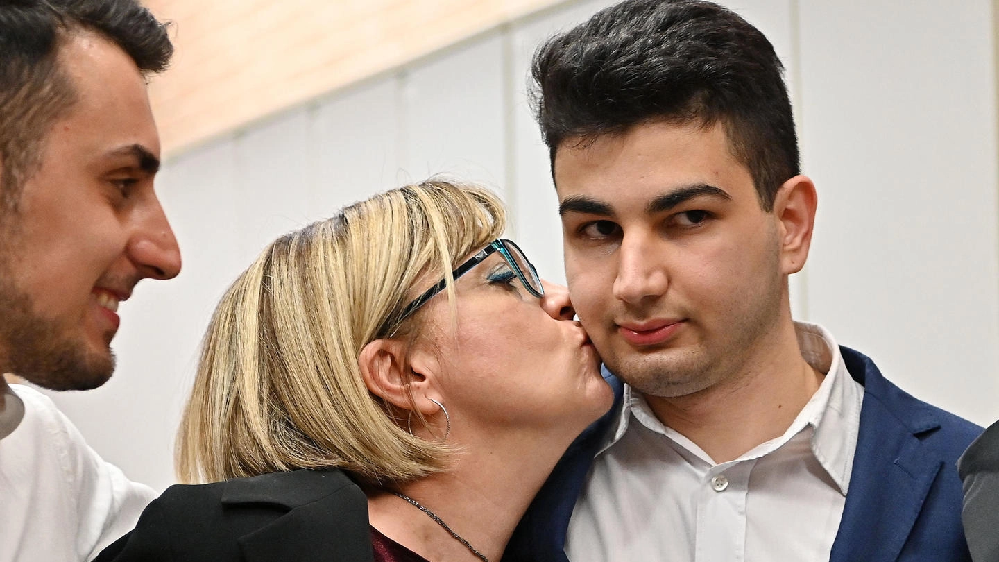 La madre Maria Cutoia con il figlio  Alex  Pompa dopo la sua assoluzione (Ansa)