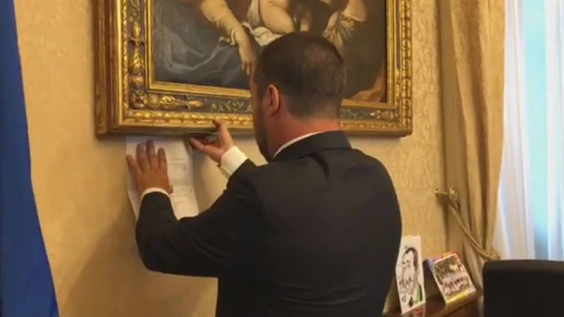 Salvini appende l'avviso di garanzia sulla parete dell'ufficio (Dire)