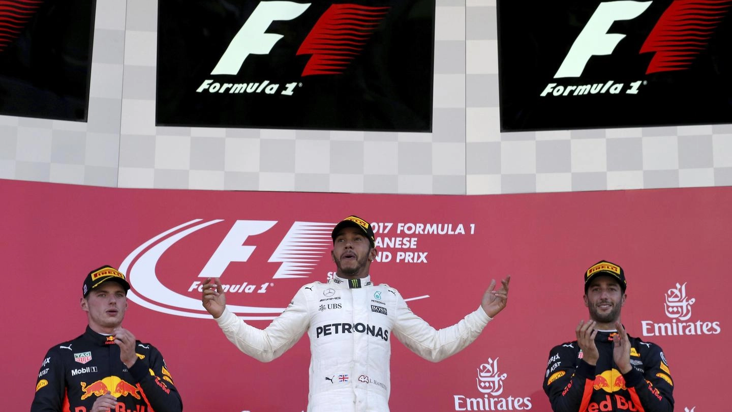 Hamilton sul podio del Gp del Giappone tra Verstappen e Ricciardo (Ansa)