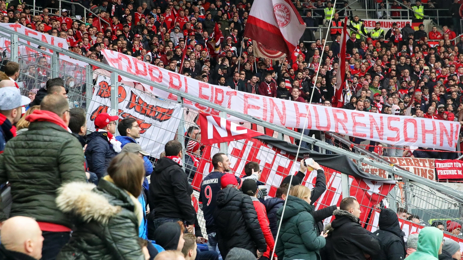 Striscione dei tifosi del Bayern Monaco contro Dietmar Hopp, presidente dell'Hoffenheim 
