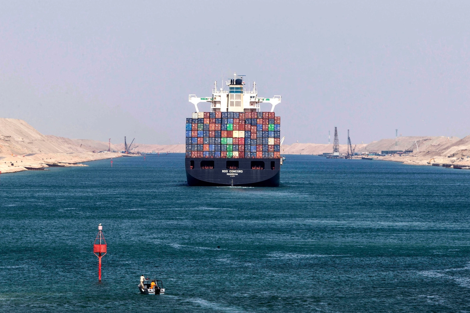 Una nave portacontainer nel Canale di Suez