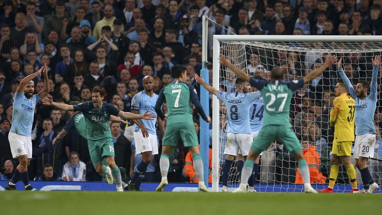 Manchester City-Tottenham, il gol di Llorente (Ap)