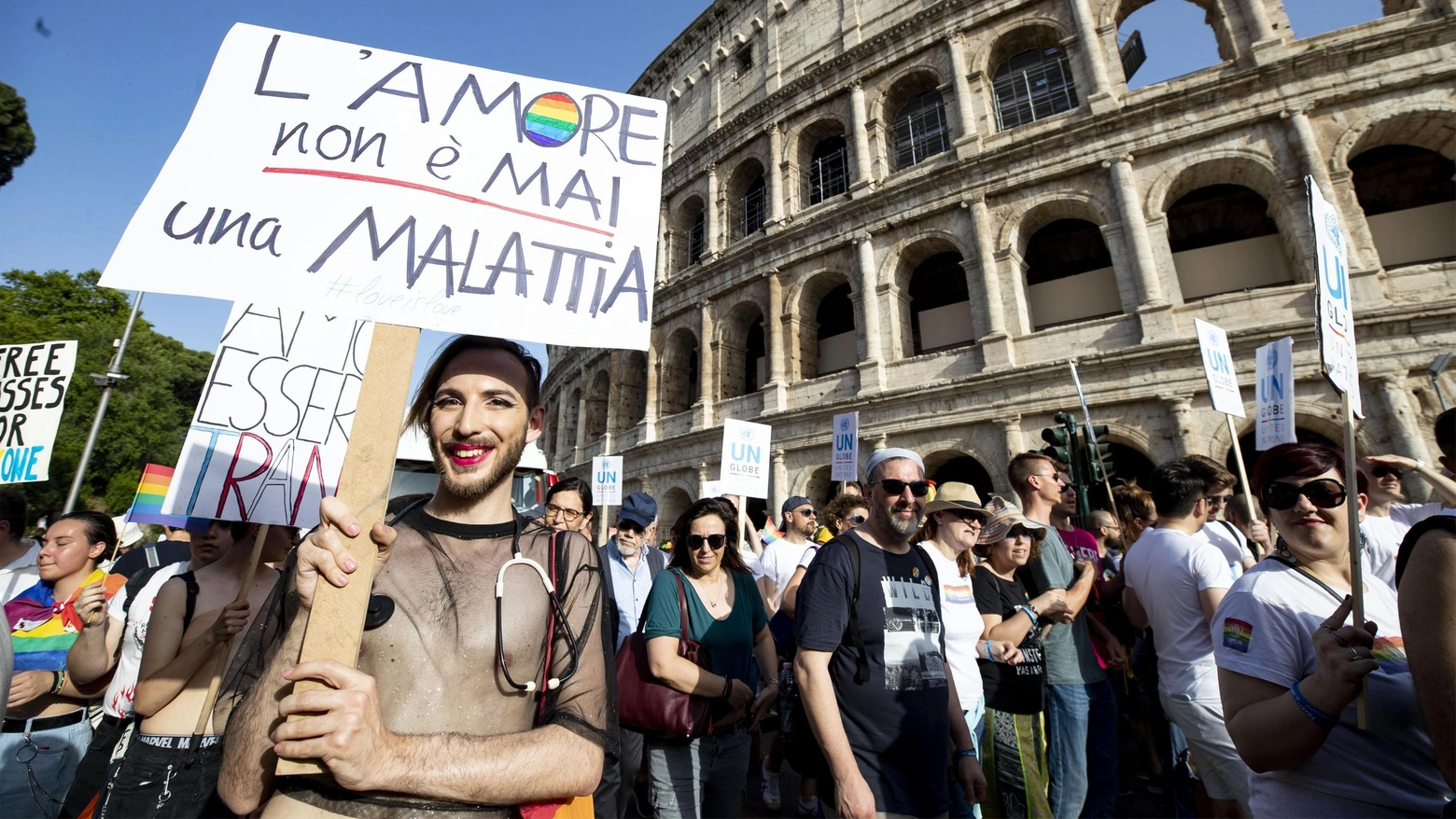 La Regione Lazio revoca il patrocinio al Roma Pride: “Contrari alla campagna sull’utero in affitto”. Pd: “Atto grave”. Pro Vita: “Giusto”
