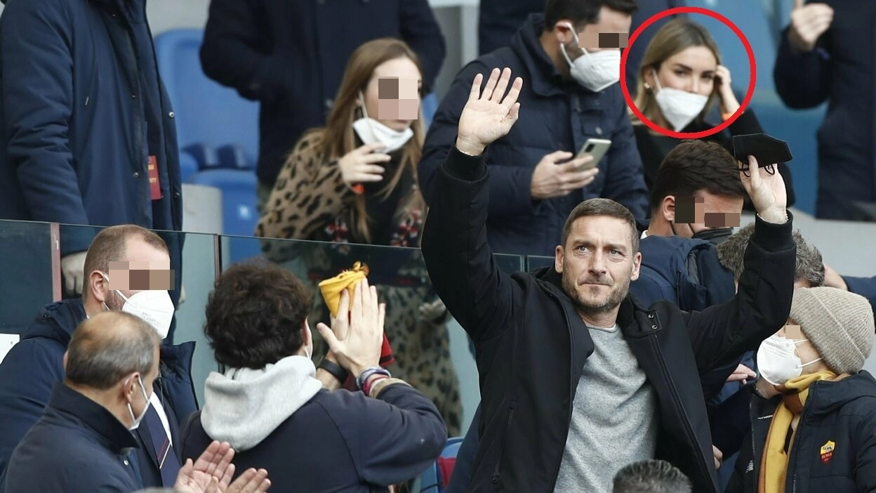 Francesco Totti allo stadio, nel cerchio Noemi Bocci