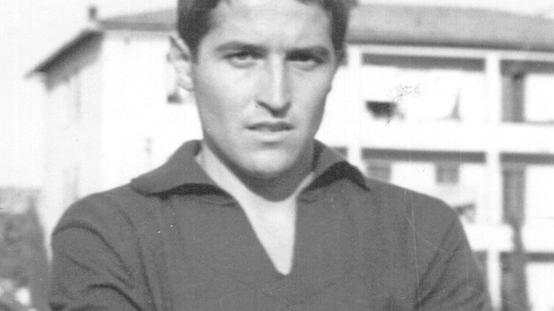 Giancarlo De Sisti compie domani 80 anni: qui con la maglia della. Fiorentina