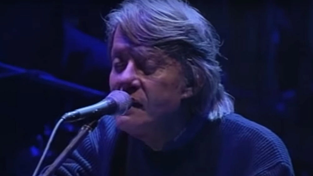 Uno screenshot del video in cui De André canta 'Crêuza de mä' - Foto: pagina ufficiale YT