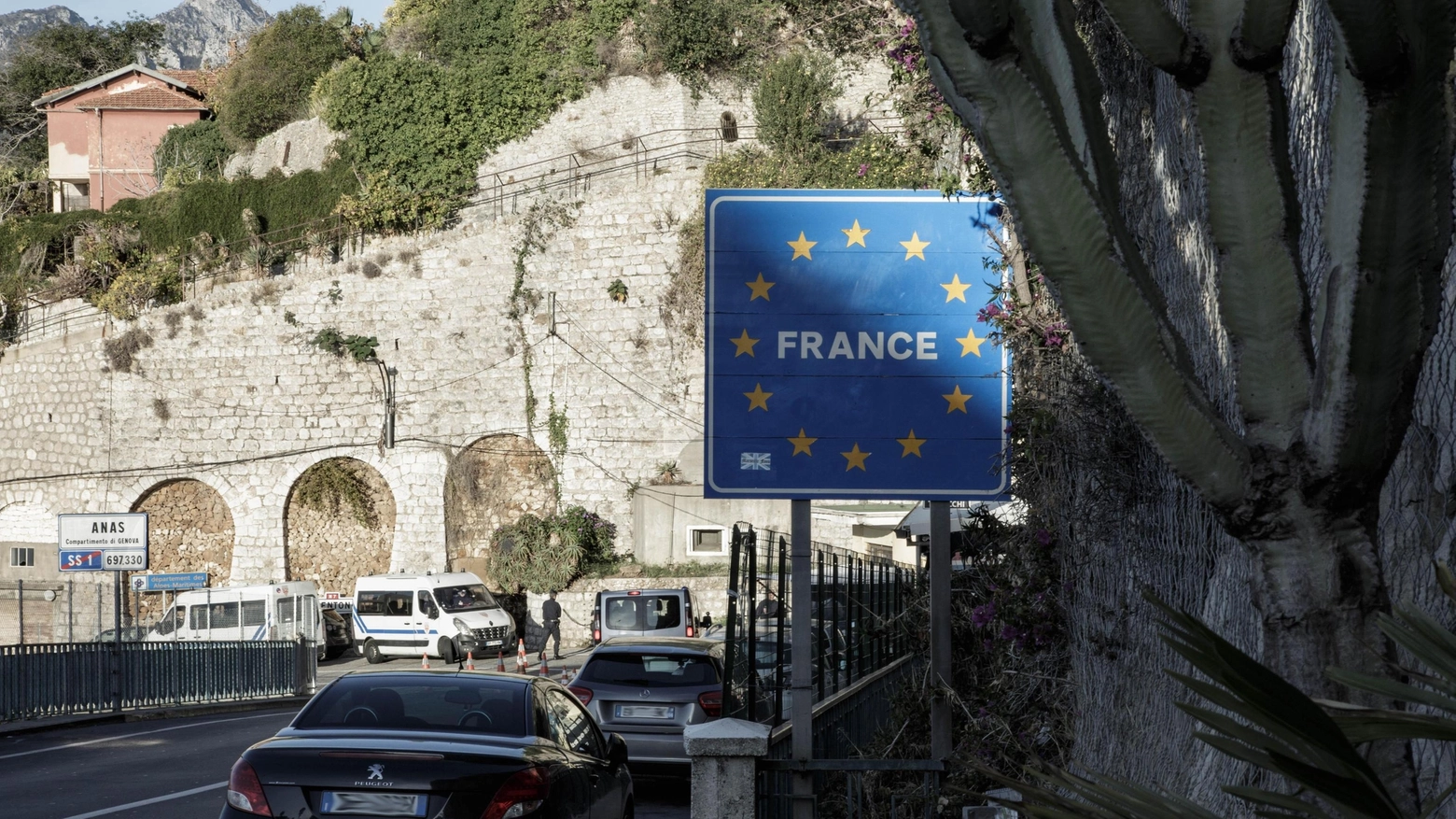 Valico di confine Ponte San Luigi tra Italia e Francia lungo la via Aurelia (Ansa)