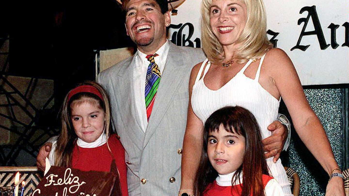 Maradona nel '95 con la moglie Claudia e le figlie Giannina e Dalma (Ansa)