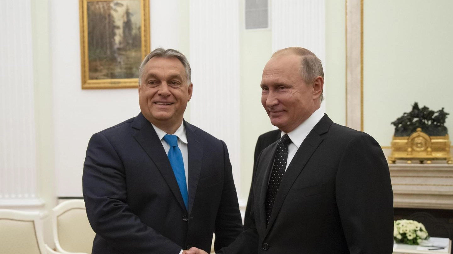 Orban al Cremlino ricevuto da Putin (Epa)