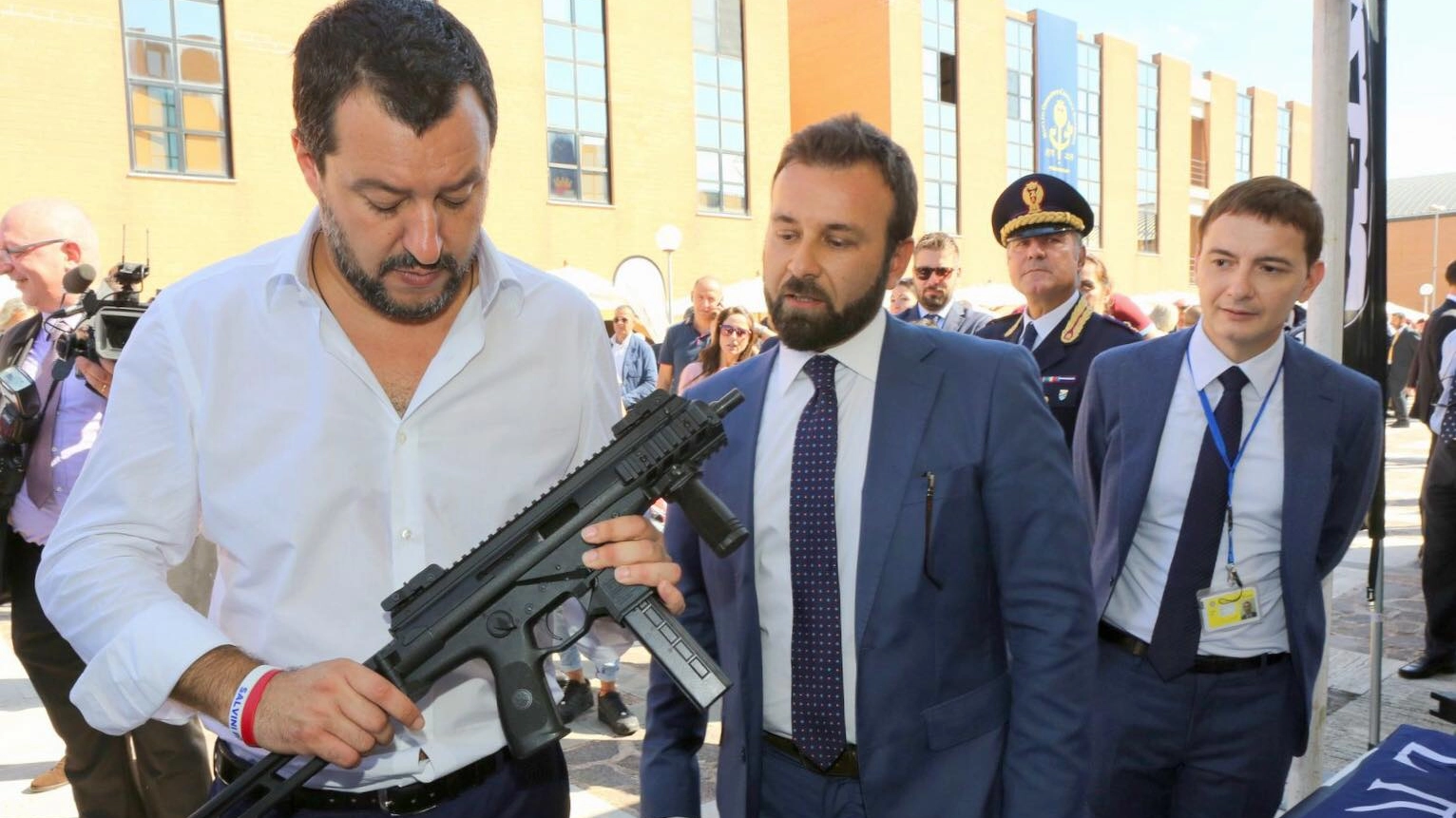 Salvini imbraccia un mitra: la foto pubblicata su Facebook da Luca Morisi