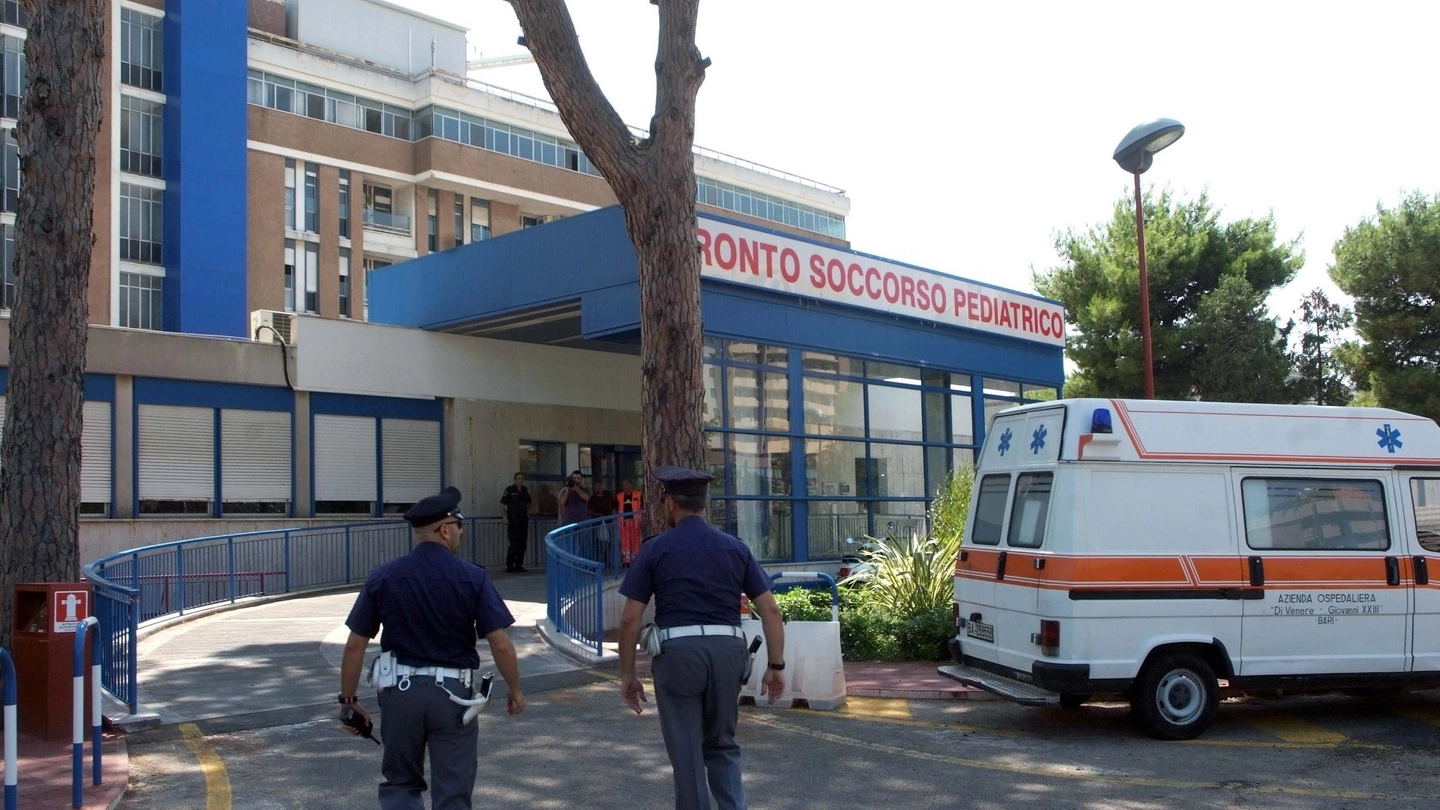 Poliziotti all'ospedale pediatrico Giovanni XXIII di Bari (Ansa)
