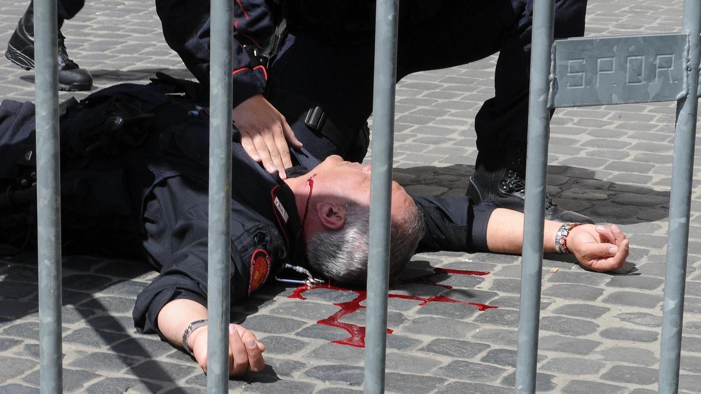 28 aprile 2013: il maresciallo Giuseppe Giangrande ferito in piazza Colonna a Roma davanti Palazzo Chigi
