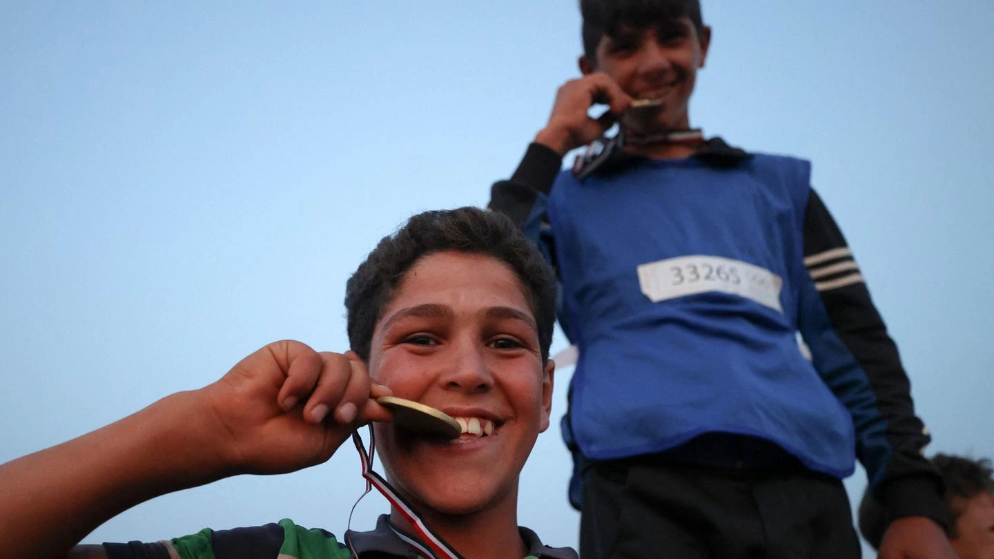 I bambini siriani sul podio delle loro Olimpiadi realizzate a Idlib (Ansa)