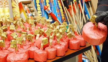Napoli, maxi sequestro di Capodanno: trovate 1,2 tonnellate di botti e fuochi d’artificio illegali pronti alla vendita