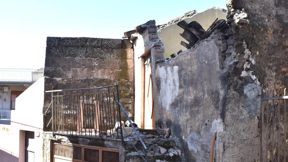 Terremoto a Catania, danni nelle strade (Ansa)