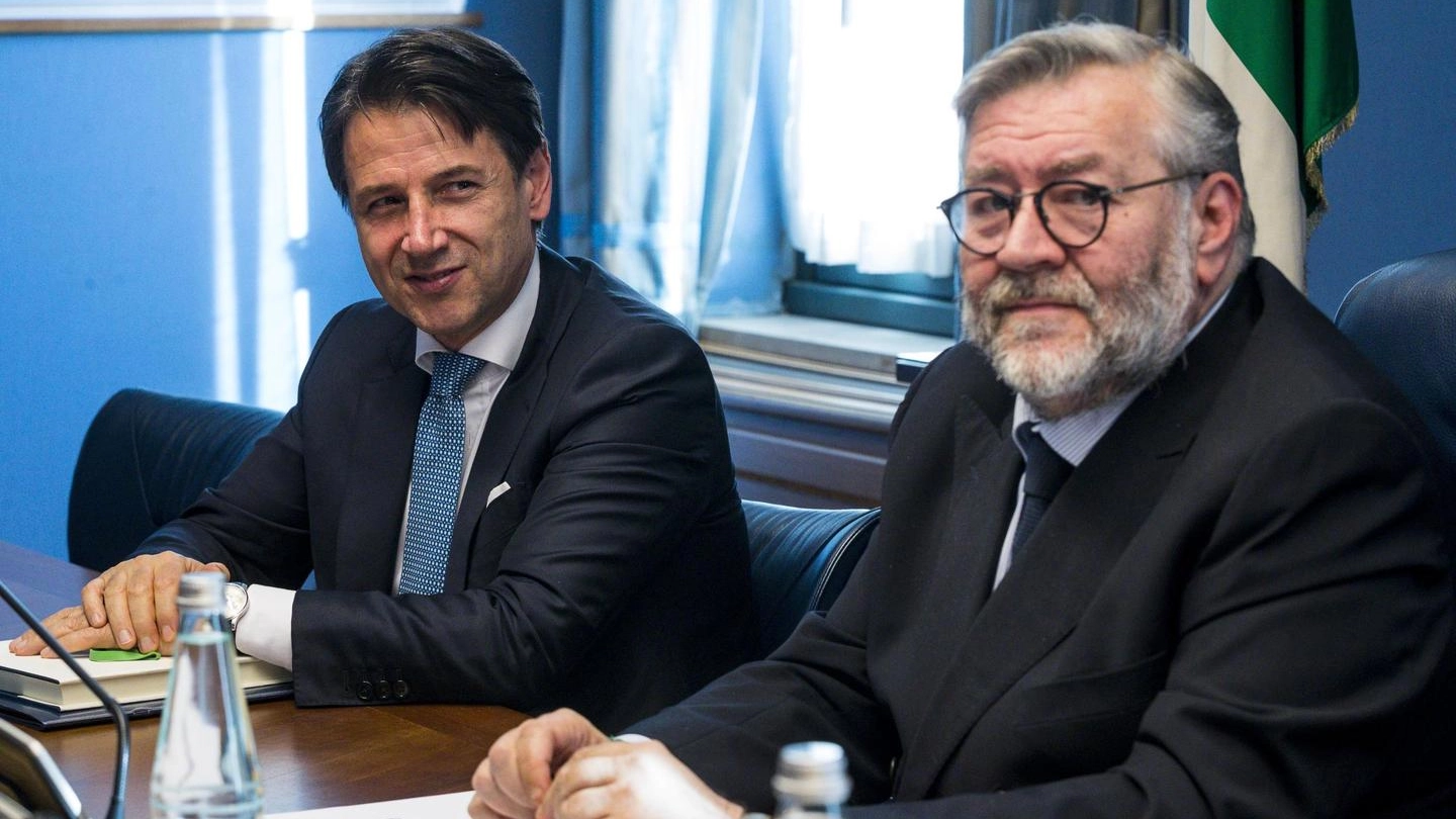 Giuseppe Conte con il presidente del Copasir Raffaele Volpi (Ansa)
