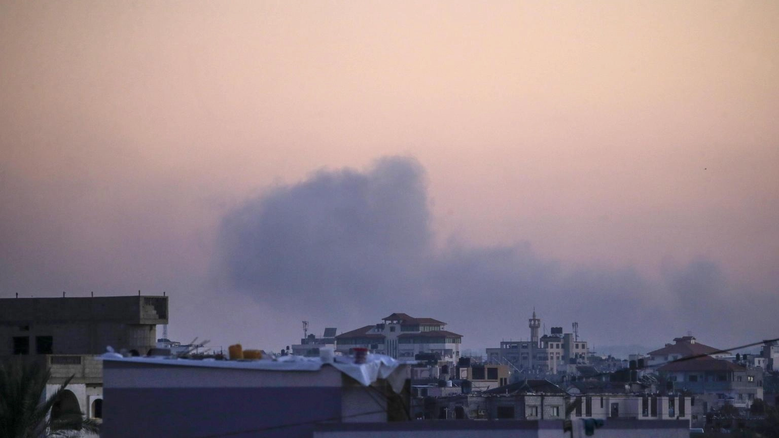 Hamas, 'raid israeliani a Rafah, almeno sette morti'