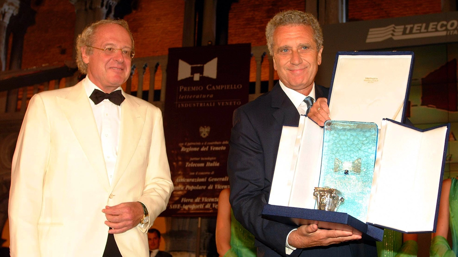 Franco Scaglia riceve il premio Campiello (Ansa)
