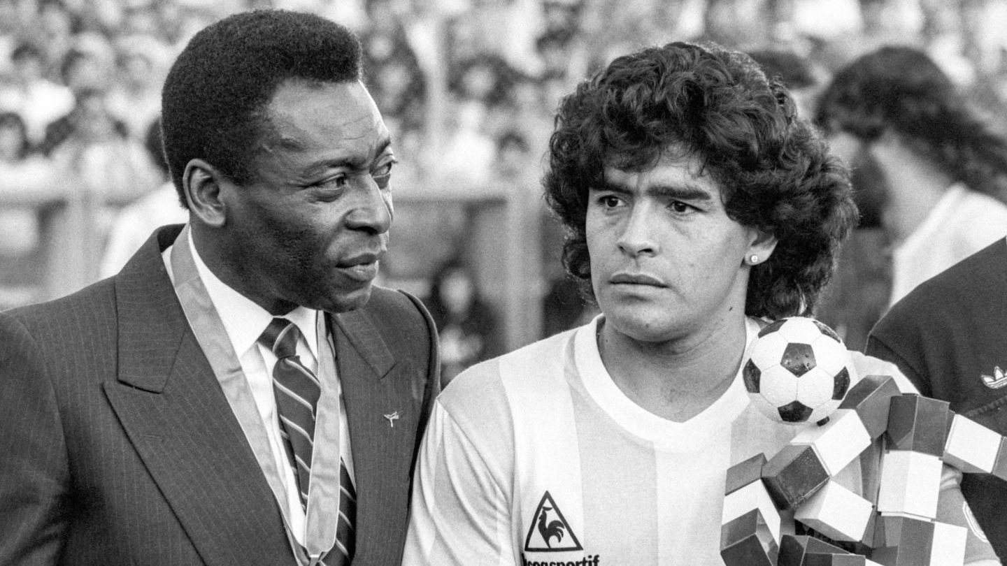 Pelè e Maradona prima di una partita fra Italia e Argentina (Ansa)