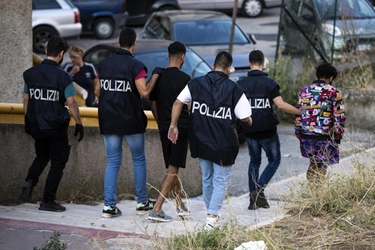 Napoli, blitz nei quartieri di San Lorenzo e Vicaria con 300 agenti: trovate armi, merce contraffatta e ingenti quantità di droga