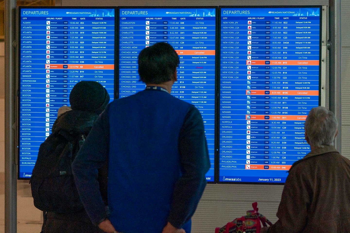 Passeggeri nell'aeroporto di Arlington guardano gli aggiornamenti sui propri voli (Ansa)