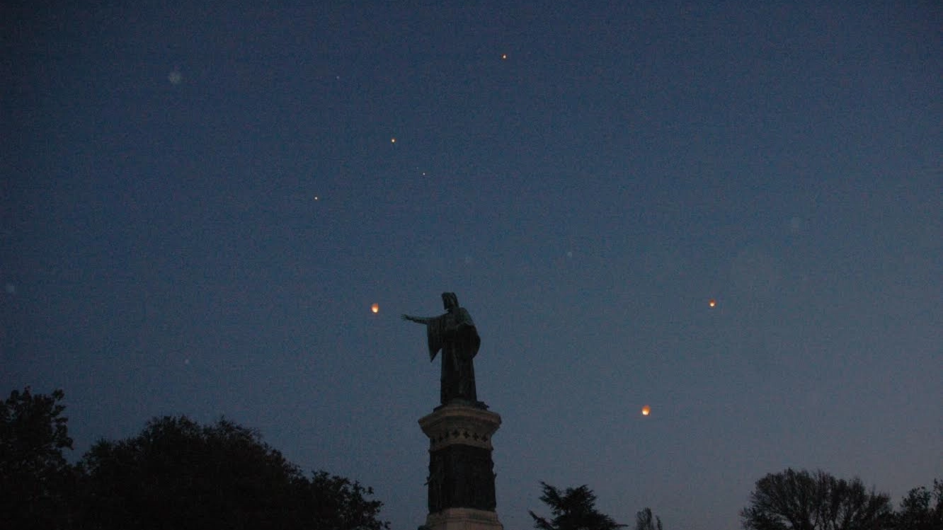 Le lanterne per Daniza nel cielo di Trento