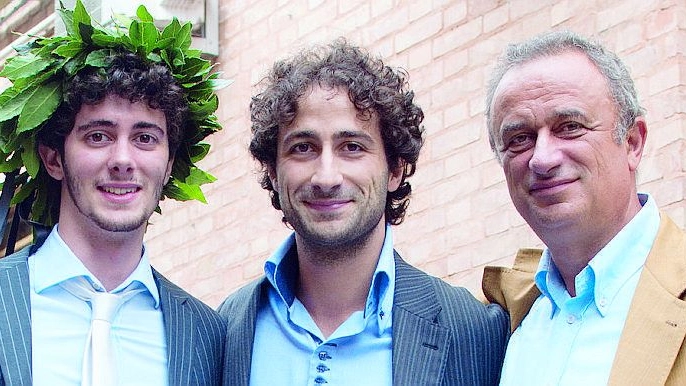 Bologna: Roberto Carisi, al centro, con  il padre  e il fratello Andrea