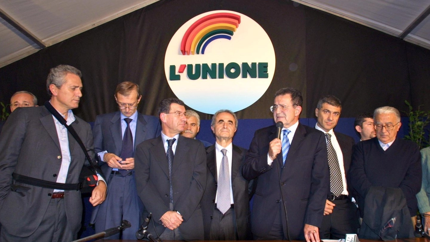 Romano Prodi dopo la vittoria delle primarie di coalizione dell'Unione (Olycom)